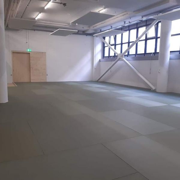 Neu gebauter Trainingsraum, Dojo, (Mattenboden oder Turnhallenboden) bei Luzerner Allmend in Kriens