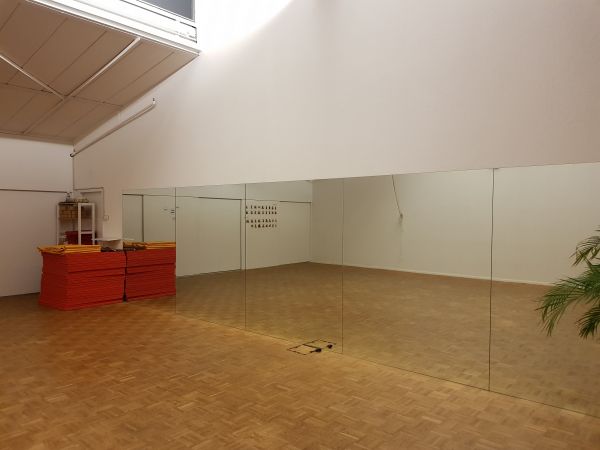 Tanzraum mit Spiegelwand zu vermieten in Bern