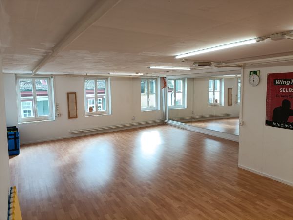 Raum 120m2 mit Spiegelwand zur Untermiete in Basel-Stadt