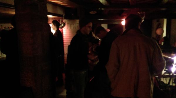 Charmante Bar mit Tanzfläche und alternativem Flair in Basel