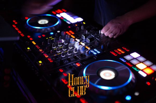 1A KARAOKE-/DISCO-CLUB FÜR GEBURTSTAGE UND PRIVATE/GESCHÄFTLICHE EVENTS ALLER ART in Zürich
