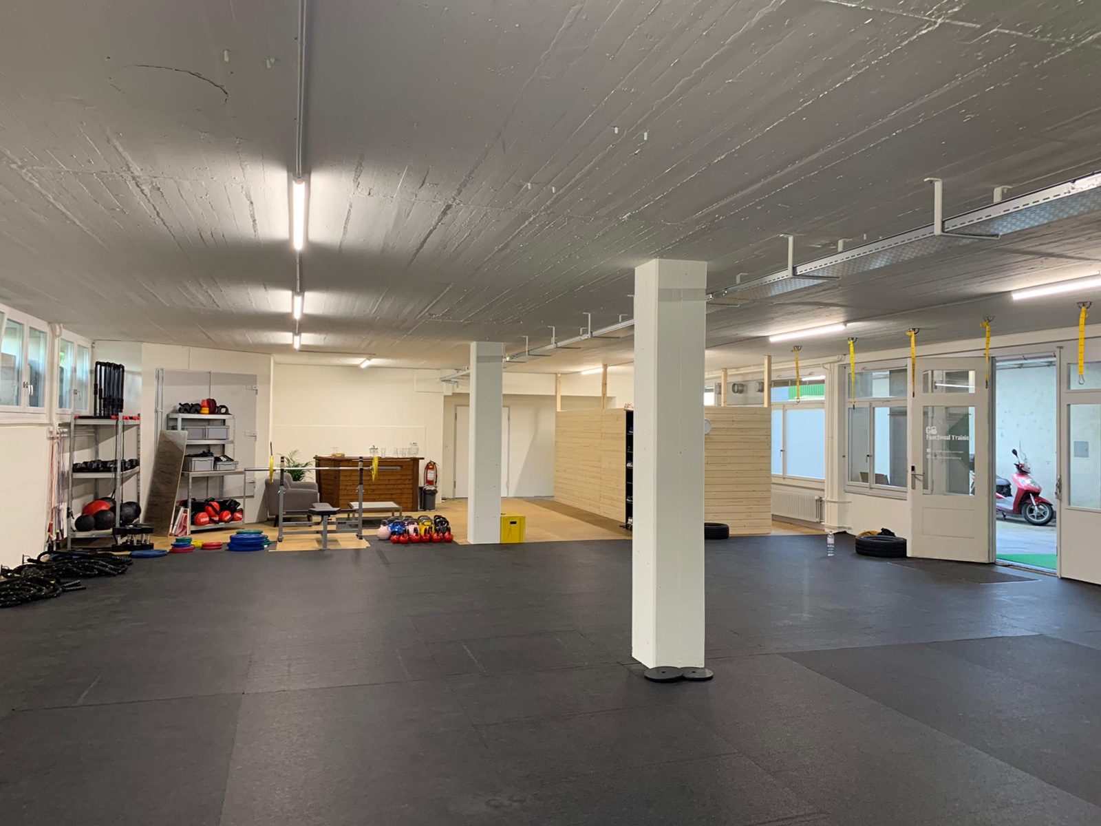 Sportstudio (Gymnastik/Yoga/Pilates/Tae bo/Fitnessboxen/Bewegungstherapie, Krav Maga, Kampfkunst usw., weiteres Bild