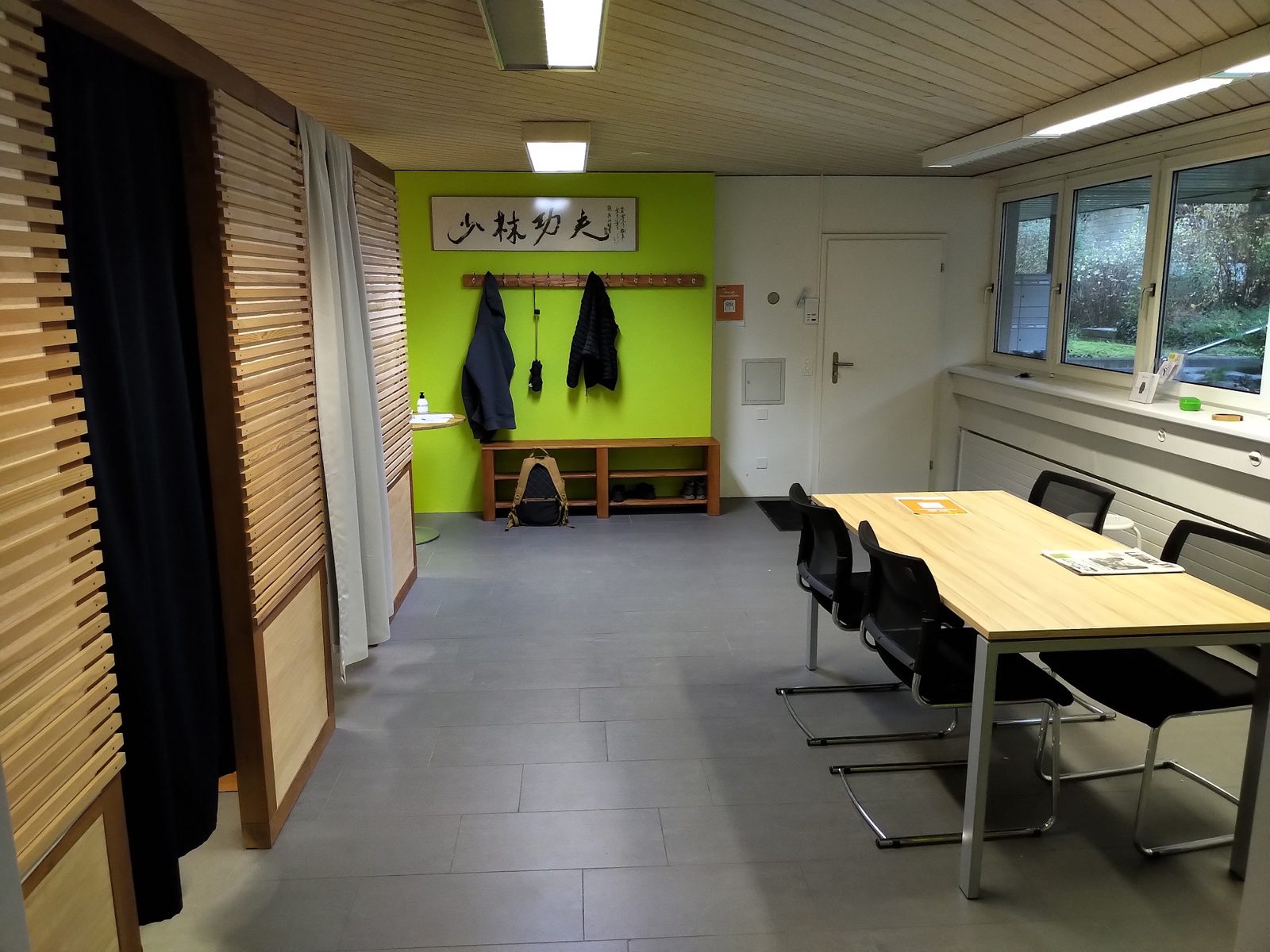 Heller Trainingsraum für Schulungen, Trainings, Unterrichte oder Seminare, weiteres Bild