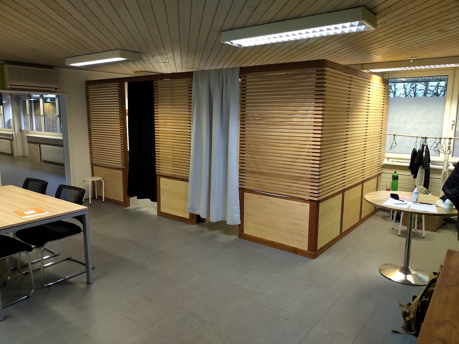 Heller Trainingsraum für Schulungen, Trainings, Unterrichte oder Seminare, weiteres Bild