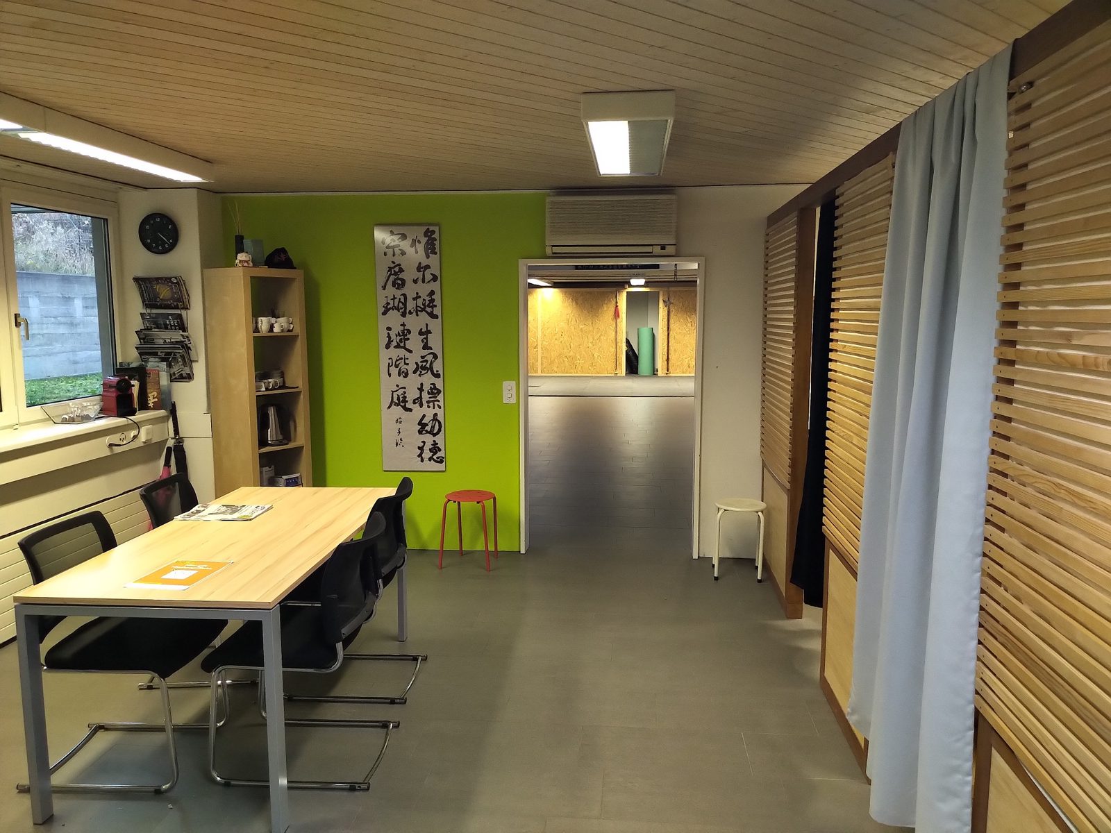 Heller Trainingsraum für Schulungen, Trainings, Unterrichte oder Seminare, weiteres Bild