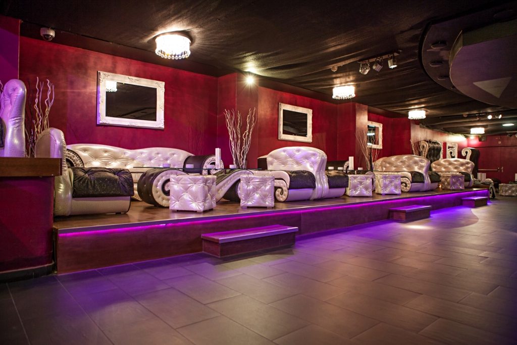 Club 84 - Bar, Club, Lounges, Tanzfläche, Bühne, weiteres Bild
