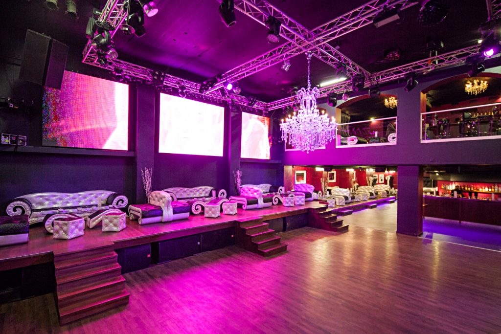 Club 84 - Bar, Club, Lounges, Tanzfläche, Bühne, weiteres Bild