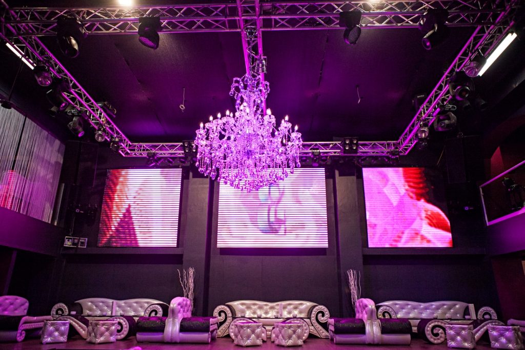 Club 84 - Bar, Club, Lounges, Tanzfläche, Bühne, weiteres Bild